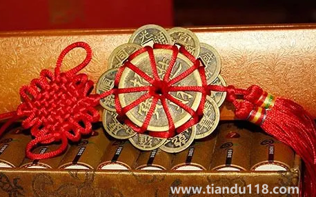 跟鄰居門(mén)對(duì)門(mén)五帝錢(qián)掛在門(mén)內(nèi)好不好1