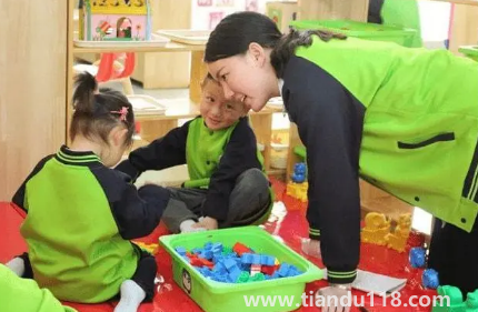 小朋友剛上幼兒園怎么安撫（如何安慰剛上幼